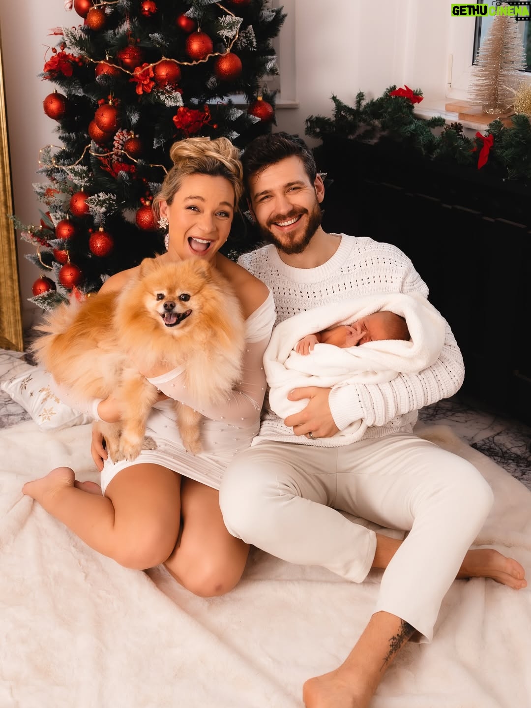 Barbora Mottlová - 8.6K Likes - Plevíci Vám přejí požehnané svátky ❤️❤️❤️❤️

Za tyto krásné a upřímné fotky našich prvních  společných Vánoc jako kompletní rodinka z tepla našeho domova vděčíme @veronika_machacova_foto 💝

#rodinajestejnenejvic #domauPleviku #vanoce #rodina #laska