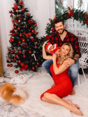 Barbora Mottlová Instagram - Plevíci Vám přejí požehnané svátky ❤️❤️❤️❤️

Za tyto krásné a upřímné fotky našich prvních  společných Vánoc jako kompletní rodinka z tepla našeho domova vděčíme @veronika_machacova_foto 💝

#rodinajestejnenejvic #domauPleviku #vanoce #rodina #laska