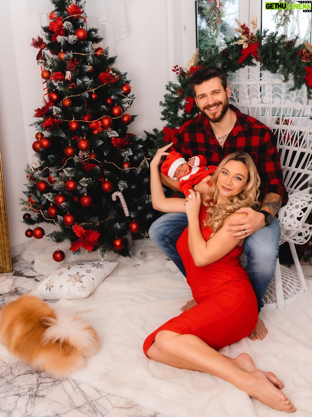 Barbora Mottlová - 8.6K Likes - Plevíci Vám přejí požehnané svátky ❤️❤️❤️❤️

Za tyto krásné a upřímné fotky našich prvních  společných Vánoc jako kompletní rodinka z tepla našeho domova vděčíme @veronika_machacova_foto 💝

#rodinajestejnenejvic #domauPleviku #vanoce #rodina #laska