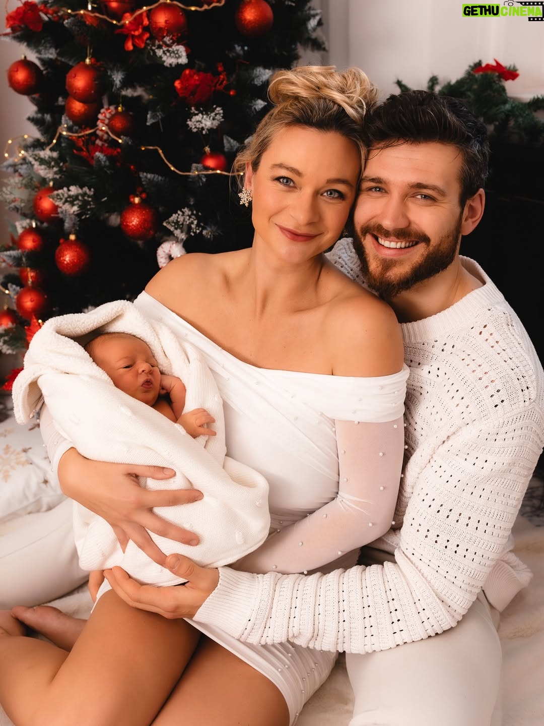 Barbora Mottlová - 8.6K Likes - Plevíci Vám přejí požehnané svátky ❤️❤️❤️❤️

Za tyto krásné a upřímné fotky našich prvních  společných Vánoc jako kompletní rodinka z tepla našeho domova vděčíme @veronika_machacova_foto 💝

#rodinajestejnenejvic #domauPleviku #vanoce #rodina #laska
