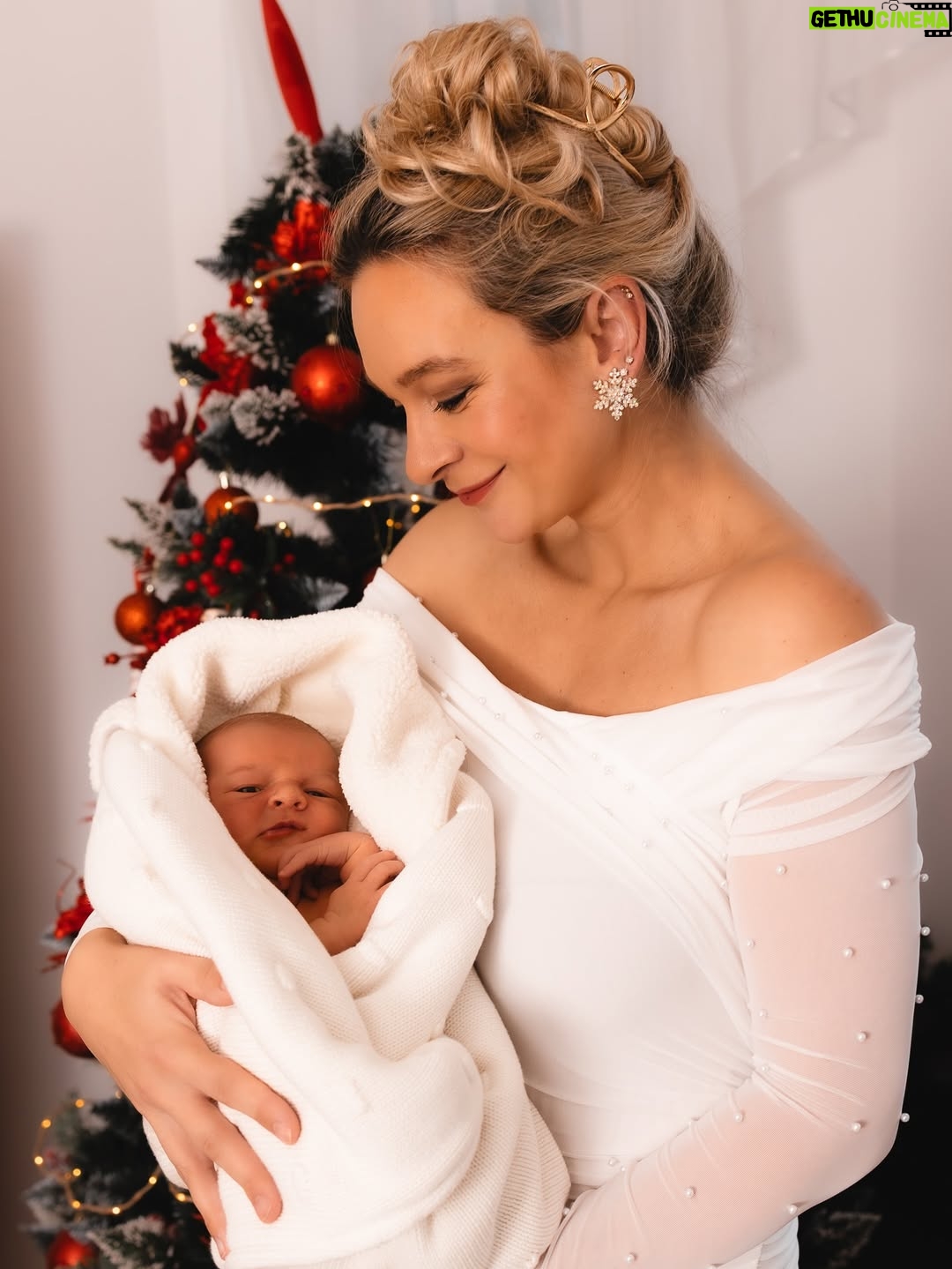Barbora Mottlová - 8.6K Likes - Plevíci Vám přejí požehnané svátky ❤️❤️❤️❤️

Za tyto krásné a upřímné fotky našich prvních  společných Vánoc jako kompletní rodinka z tepla našeho domova vděčíme @veronika_machacova_foto 💝

#rodinajestejnenejvic #domauPleviku #vanoce #rodina #laska
