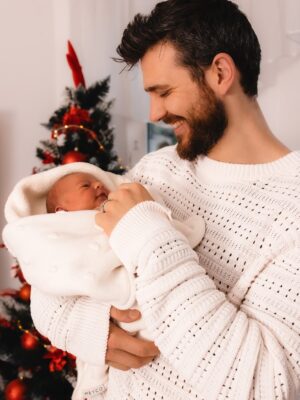 Barbora Mottlová Instagram - Plevíci Vám přejí požehnané svátky ❤️❤️❤️❤️

Za tyto krásné a upřímné fotky našich prvních  společných Vánoc jako kompletní rodinka z tepla našeho domova vděčíme @veronika_machacova_foto 💝

#rodinajestejnenejvic #domauPleviku #vanoce #rodina #laska