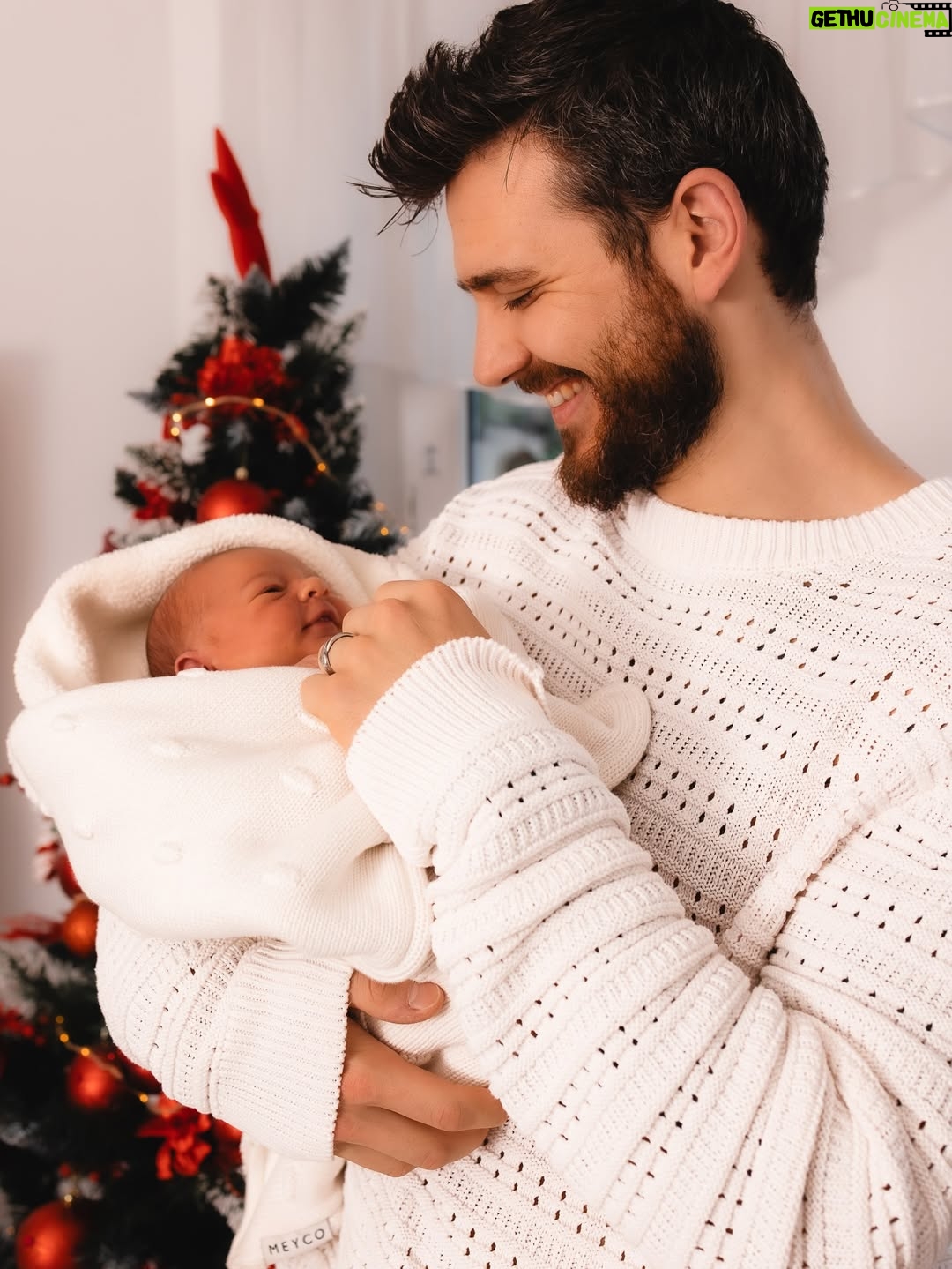 Barbora Mottlová - 8.6K Likes - Plevíci Vám přejí požehnané svátky ❤️❤️❤️❤️

Za tyto krásné a upřímné fotky našich prvních  společných Vánoc jako kompletní rodinka z tepla našeho domova vděčíme @veronika_machacova_foto 💝

#rodinajestejnenejvic #domauPleviku #vanoce #rodina #laska