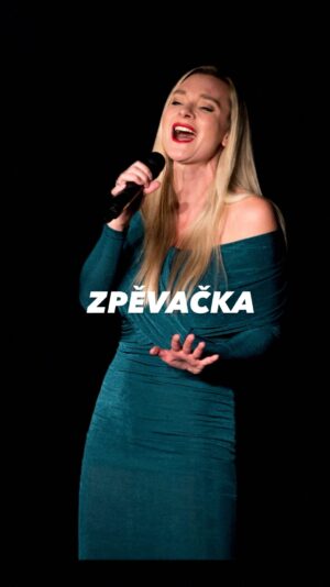 Barbora Mottlová Instagram - Zpívám od malička a prolínám stále řadu žánrů i druhů vystoupení🤩 Zbožňuju tu barevnost ❤️🎶

#zpevacka #milujusvoupraci #vystoupeni #koncert