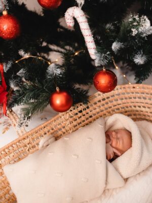 Barbora Mottlová Instagram - Plevíci Vám přejí požehnané svátky ❤️❤️❤️❤️

Za tyto krásné a upřímné fotky našich prvních  společných Vánoc jako kompletní rodinka z tepla našeho domova vděčíme @veronika_machacova_foto 💝

#rodinajestejnenejvic #domauPleviku #vanoce #rodina #laska