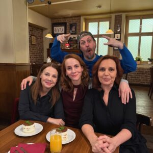 Barbora Mudrová Instagram - Předvánoční únava... 🙂🙂

#serialulice #ulice #tvnova #herecka #herec #herecky