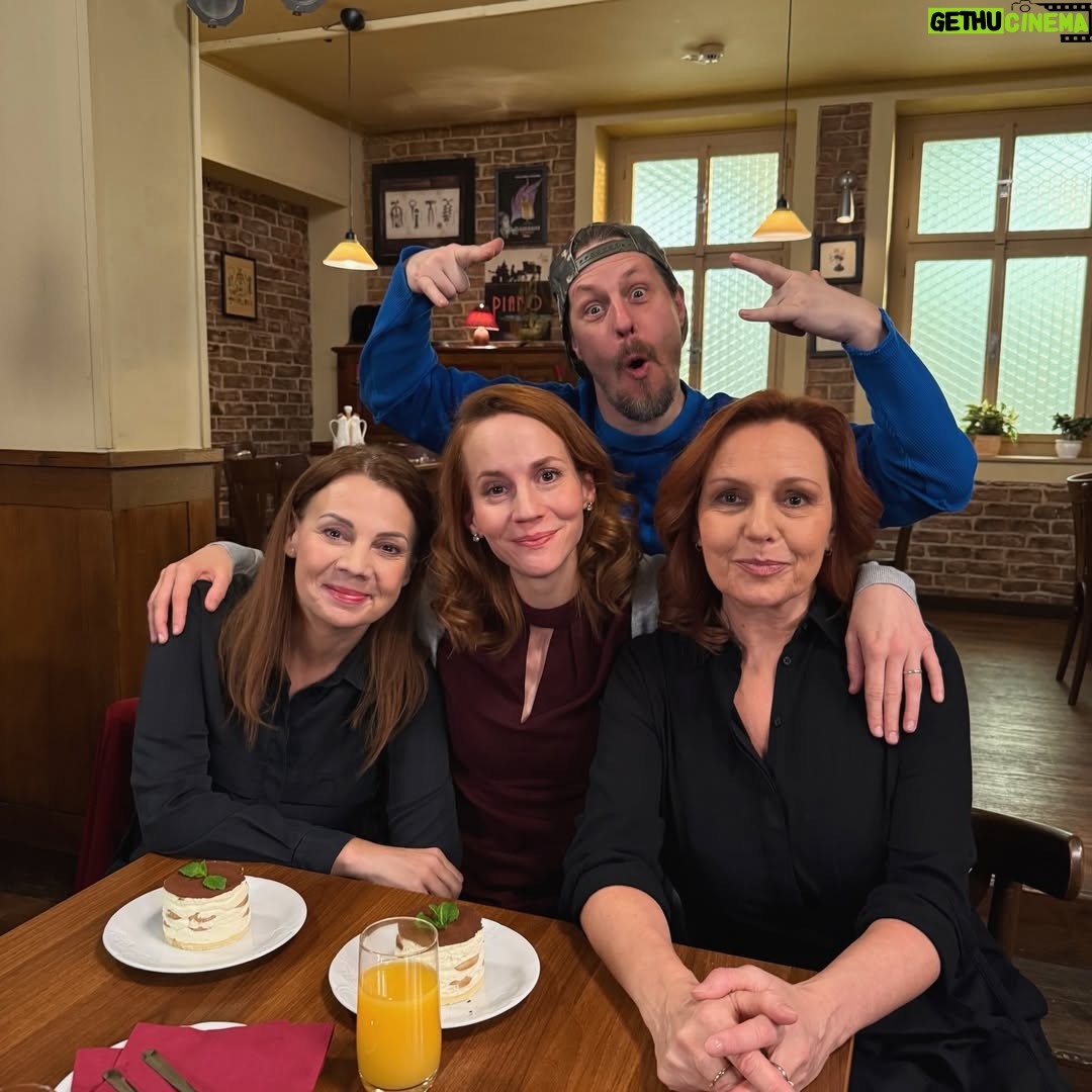 Barbora Mudrová - 2.6K Likes - Předvánoční únava... 🙂🙂

#serialulice #ulice #tvnova #herecka #herec #herecky