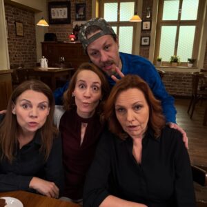 Barbora Mudrová Instagram - Předvánoční únava... 🙂🙂

#serialulice #ulice #tvnova #herecka #herec #herecky