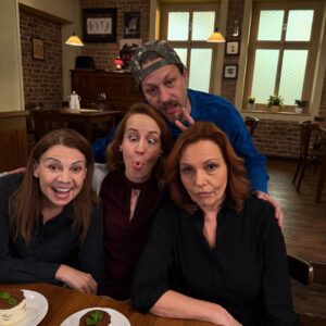 Barbora Mudrová Instagram - Předvánoční únava... 🙂🙂

#serialulice #ulice #tvnova #herecka #herec #herecky