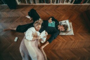 Barbora Poláková Instagram - V dubnu mi napsala @ninaspitalnikova že bude na podzim vydávat knížku pro děti Tota lítá, kde chce dětem popsat, co to je totalita. Že zná Draka, kterýho jsme se Štěpánem napsali pro @chvilkynadeje a @milionchvilek a že to je možná úplně šílený, udělat písničku ke knížce, ale že to musí zkusit. Přišlo mi to úžasný! Mluvit touhle cestou o tak důležitých tématech je mi tolik bližší..než jiné cesty... Jen jsme nevěděli, jestli Totu stihneme napsat a nahrát do uzávěrky alba, protože jsme chtěli s psaním počkat až budeme knížku držet v ruce a mluvit o tom příběhu a prostě z ní vyjít. Jenže já pak celý srpen točila film a všechno jsem nechala na Štěpovi. A on ji napsal. Sám. Nemám tam ani čárku. A s kámošem @martin.kropa.krystof napsali hudbu a s @ump_beats to dotáhli do týhle podoby. Já jen přišla a remcala do klavíru, který pak na základě mýho brblání famózně nahrál @zenni01 

To není všechno.

Díky mýmu kamarádovi Lukášovi Skalníkovi a jeho týmu animátorů právě teď vzniká k Totě klip! Jejich nasazení je neuvěřitelný a vypadá to, že ho zveřejníme 17.listopadu. 

Děkuju vám všem, že jsem součástí toho, co děláte🤍

PS: od dnešního rána můžete Totu vidět na YouTube jako lyric video.

A ve středu v @o2universum poprvé živě 😱😊❤️👋🏻

Tak čau✨

📸 @pavla_hartmanova_photo 
Grafika všeho: @klarahajek