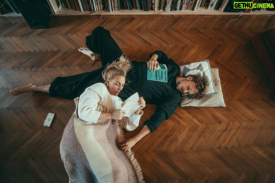 Barbora Poláková - 2.6K Likes - V dubnu mi napsala @ninaspitalnikova že bude na podzim vydávat knížku pro děti Tota lítá, kde chce dětem popsat, co to je totalita. Že zná Draka, kterýho jsme se Štěpánem napsali pro @chvilkynadeje a @milionchvilek a že to je možná úplně šílený, udělat písničku ke knížce, ale že to musí zkusit. Přišlo mi to úžasný! Mluvit touhle cestou o tak důležitých tématech je mi tolik bližší..než jiné cesty... Jen jsme nevěděli, jestli Totu stihneme napsat a nahrát do uzávěrky alba, protože jsme chtěli s psaním počkat až budeme knížku držet v ruce a mluvit o tom příběhu a prostě z ní vyjít. Jenže já pak celý srpen točila film a všechno jsem nechala na Štěpovi. A on ji napsal. Sám. Nemám tam ani čárku. A s kámošem @martin.kropa.krystof napsali hudbu a s @ump_beats to dotáhli do týhle podoby. Já jen přišla a remcala do klavíru, který pak na základě mýho brblání famózně nahrál @zenni01 

To není všechno.

Díky mýmu kamarádovi Lukášovi Skalníkovi a jeho týmu animátorů právě teď vzniká k Totě klip! Jejich nasazení je neuvěřitelný a vypadá to, že ho zveřejníme 17.listopadu. 

Děkuju vám všem, že jsem součástí toho, co děláte🤍

PS: od dnešního rána můžete Totu vidět na YouTube jako lyric video.

A ve středu v @o2universum poprvé živě 😱😊❤️👋🏻

Tak čau✨

📸 @pavla_hartmanova_photo 
Grafika všeho: @klarahajek