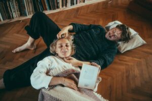Barbora Poláková Instagram - V dubnu mi napsala @ninaspitalnikova že bude na podzim vydávat knížku pro děti Tota lítá, kde chce dětem popsat, co to je totalita. Že zná Draka, kterýho jsme se Štěpánem napsali pro @chvilkynadeje a @milionchvilek a že to je možná úplně šílený, udělat písničku ke knížce, ale že to musí zkusit. Přišlo mi to úžasný! Mluvit touhle cestou o tak důležitých tématech je mi tolik bližší..než jiné cesty... Jen jsme nevěděli, jestli Totu stihneme napsat a nahrát do uzávěrky alba, protože jsme chtěli s psaním počkat až budeme knížku držet v ruce a mluvit o tom příběhu a prostě z ní vyjít. Jenže já pak celý srpen točila film a všechno jsem nechala na Štěpovi. A on ji napsal. Sám. Nemám tam ani čárku. A s kámošem @martin.kropa.krystof napsali hudbu a s @ump_beats to dotáhli do týhle podoby. Já jen přišla a remcala do klavíru, který pak na základě mýho brblání famózně nahrál @zenni01 

To není všechno.

Díky mýmu kamarádovi Lukášovi Skalníkovi a jeho týmu animátorů právě teď vzniká k Totě klip! Jejich nasazení je neuvěřitelný a vypadá to, že ho zveřejníme 17.listopadu. 

Děkuju vám všem, že jsem součástí toho, co děláte🤍

PS: od dnešního rána můžete Totu vidět na YouTube jako lyric video.

A ve středu v @o2universum poprvé živě 😱😊❤️👋🏻

Tak čau✨

📸 @pavla_hartmanova_photo 
Grafika všeho: @klarahajek