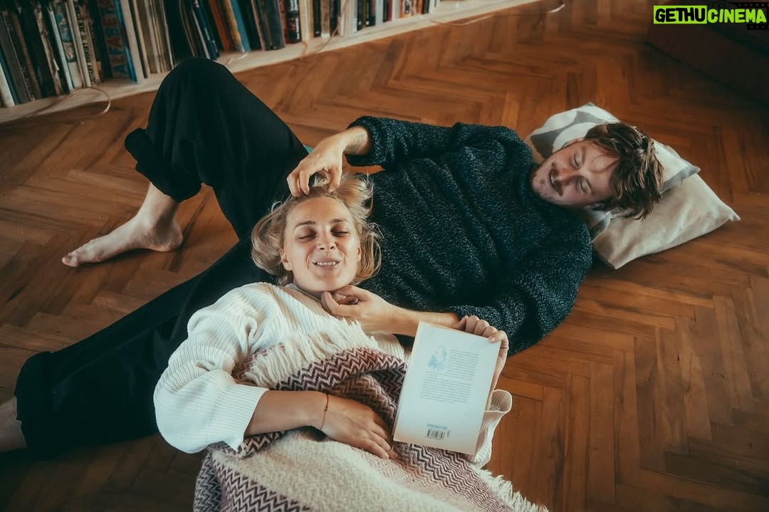 Barbora Poláková - 2.6K Likes - V dubnu mi napsala @ninaspitalnikova že bude na podzim vydávat knížku pro děti Tota lítá, kde chce dětem popsat, co to je totalita. Že zná Draka, kterýho jsme se Štěpánem napsali pro @chvilkynadeje a @milionchvilek a že to je možná úplně šílený, udělat písničku ke knížce, ale že to musí zkusit. Přišlo mi to úžasný! Mluvit touhle cestou o tak důležitých tématech je mi tolik bližší..než jiné cesty... Jen jsme nevěděli, jestli Totu stihneme napsat a nahrát do uzávěrky alba, protože jsme chtěli s psaním počkat až budeme knížku držet v ruce a mluvit o tom příběhu a prostě z ní vyjít. Jenže já pak celý srpen točila film a všechno jsem nechala na Štěpovi. A on ji napsal. Sám. Nemám tam ani čárku. A s kámošem @martin.kropa.krystof napsali hudbu a s @ump_beats to dotáhli do týhle podoby. Já jen přišla a remcala do klavíru, který pak na základě mýho brblání famózně nahrál @zenni01 

To není všechno.

Díky mýmu kamarádovi Lukášovi Skalníkovi a jeho týmu animátorů právě teď vzniká k Totě klip! Jejich nasazení je neuvěřitelný a vypadá to, že ho zveřejníme 17.listopadu. 

Děkuju vám všem, že jsem součástí toho, co děláte🤍

PS: od dnešního rána můžete Totu vidět na YouTube jako lyric video.

A ve středu v @o2universum poprvé živě 😱😊❤️👋🏻

Tak čau✨

📸 @pavla_hartmanova_photo 
Grafika všeho: @klarahajek