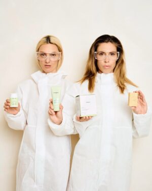 Barbora Poláková Instagram - Ano, vypadáme, jako paní laborantky co právě objevily lék na vánoční shon.
A vlastně jo: jmenuje se @codexlabs.cs 
Objednávejte do 16. 12., ať to přistane pod stromečkem včas.
A protože k Vánocům patří i dárky, my pro vás máme 20 % dolů na codexlabs.co s kódem NEJKY20.
Přejeme vám mikrobiom, co si notuje „Jingle Bells“. 🧬🎶

#codexlabs #spoluprace #peceoplet #doplnkyvyzivy #vanocnidarek