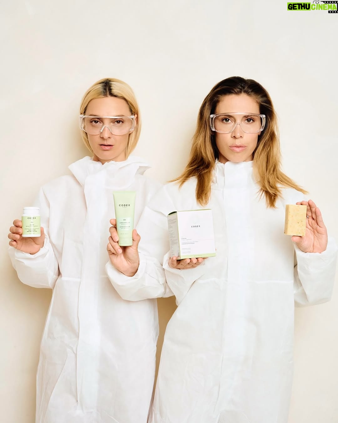 Barbora Poláková - 1.7K Likes - Ano, vypadáme, jako paní laborantky co právě objevily lék na vánoční shon.
A vlastně jo: jmenuje se @codexlabs.cs 
Objednávejte do 16. 12., ať to přistane pod stromečkem včas.
A protože k Vánocům patří i dárky, my pro vás máme 20 % dolů na codexlabs.co s kódem NEJKY20.
Přejeme vám mikrobiom, co si notuje „Jingle Bells“. 🧬🎶

#codexlabs #spoluprace #peceoplet #doplnkyvyzivy #vanocnidarek