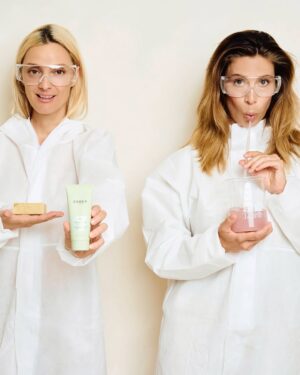 Barbora Poláková Instagram - Ano, vypadáme, jako paní laborantky co právě objevily lék na vánoční shon.
A vlastně jo: jmenuje se @codexlabs.cs 
Objednávejte do 16. 12., ať to přistane pod stromečkem včas.
A protože k Vánocům patří i dárky, my pro vás máme 20 % dolů na codexlabs.co s kódem NEJKY20.
Přejeme vám mikrobiom, co si notuje „Jingle Bells“. 🧬🎶

#codexlabs #spoluprace #peceoplet #doplnkyvyzivy #vanocnidarek
