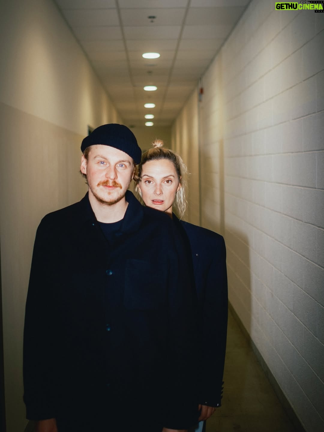 Barbora Poláková - 1.5K Likes - Dnes o půlnoci nám vychází album! 

Už úplně celé a do uší všech, kteří si ho najdou nebo si je najde ono samo. 
Včera jsme ty písničky, z toho alba, hráli poprvé živě.  V @o2universum … křest ohněm? JO! Ale ten opravdový křest bude až 5.12. v @lafabrikaprague . 

Všechny zastávky _tour sršeň 2026 se dozvíte zítra a předprodej začíná v neděli 16.11.

Těšíme se nejvíc. 🤍