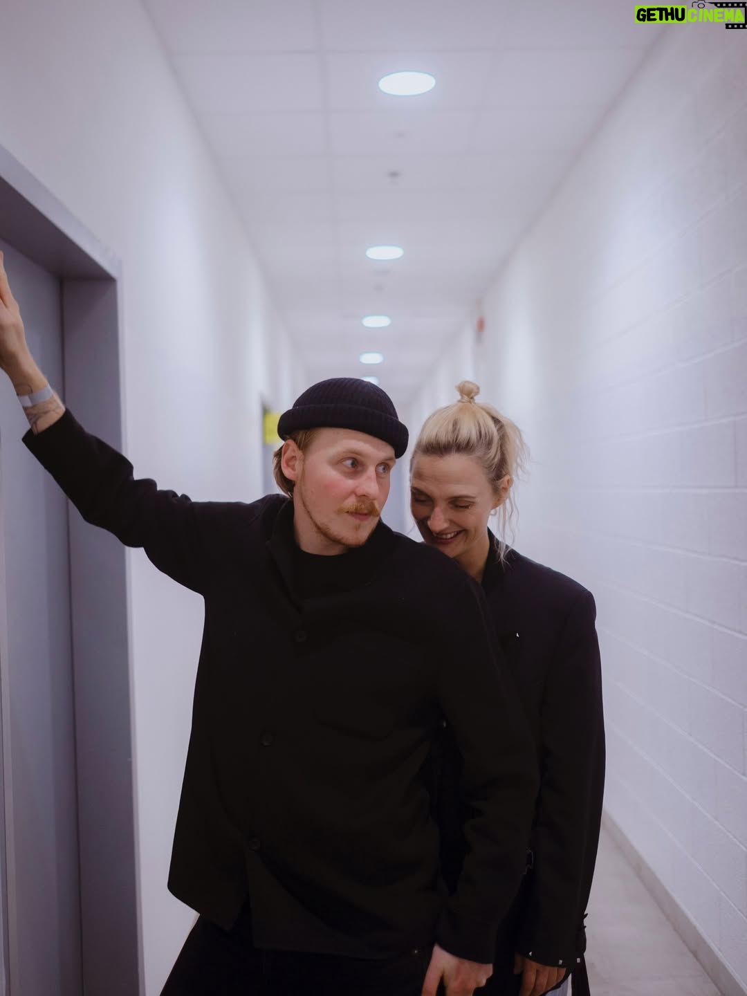 Barbora Poláková - 1.5K Likes - Dnes o půlnoci nám vychází album! 

Už úplně celé a do uší všech, kteří si ho najdou nebo si je najde ono samo. 
Včera jsme ty písničky, z toho alba, hráli poprvé živě.  V @o2universum … křest ohněm? JO! Ale ten opravdový křest bude až 5.12. v @lafabrikaprague . 

Všechny zastávky _tour sršeň 2026 se dozvíte zítra a předprodej začíná v neděli 16.11.

Těšíme se nejvíc. 🤍