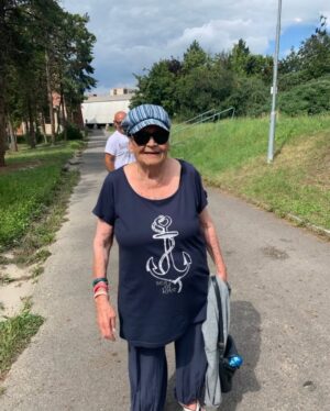 Barbora Strýcová Instagram - Včera odešla… bylo jí 98. Babi moje. ❤️❤️
Tahle písnička byla její nejoblíbenější. 🕊️
Mela takovou energii a sílu. Tak strašně obrovskou. Říkali jsme jí Rocky baba.
Budeš nám chybět. ❤️
