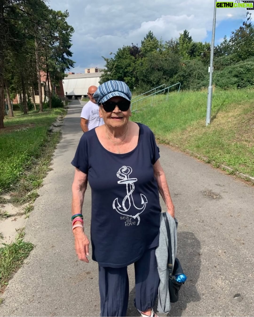 Barbora Strýcová - 16.5K Likes - Včera odešla… bylo jí 98. Babi moje. ❤️❤️
Tahle písnička byla její nejoblíbenější. 🕊️
Mela takovou energii a sílu. Tak strašně obrovskou. Říkali jsme jí Rocky baba. 
Budeš nám chybět. ❤️