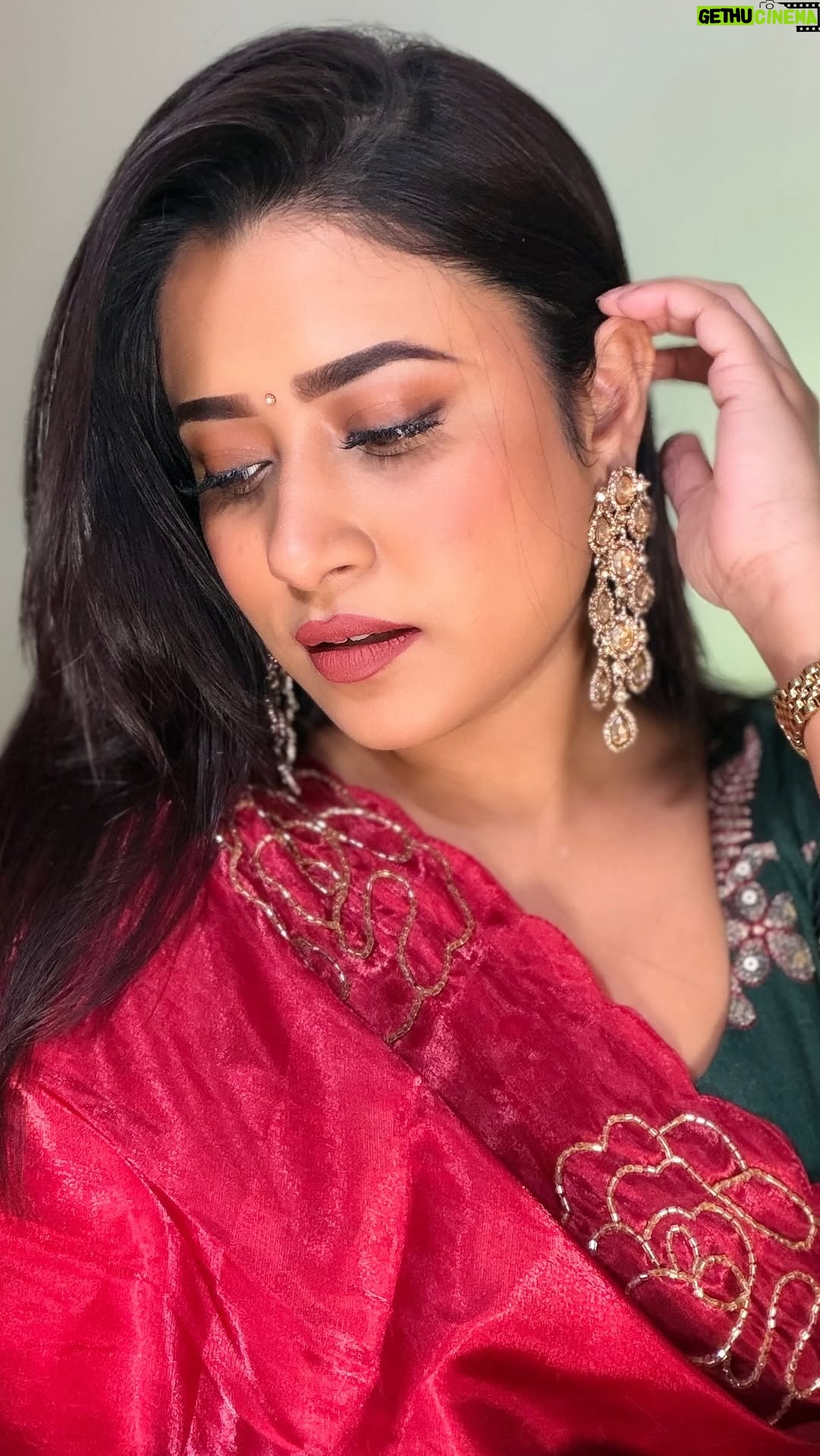 Barsha Patra - 7.1K Likes - Comment "Link" For Products 💐আজকের লুকটা একদম pujo-ready 🌼📚✨