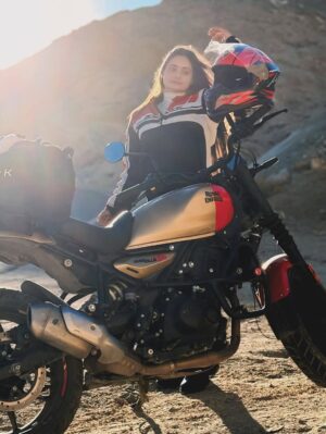 Beauty Singh Rajput Instagram - Ladakh road trip, Pe Chalo ..? 
.
.
.
.
.
.
.
@beautyrajput25 #beautyrajput25 
#road #ladakh #bike #bikegirl #ladakhbiketrip #insta #picoftheday