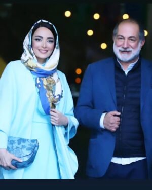 Behnoosh Tabatabaei Instagram - .
آتیلای عزیزم،
آتیلا جون مهربونم،
بزرگی به اسم نیست به رسم بزرگواری کردن برای دیگران است ،
و شما چقدر برام همیشه بزرگتری کردین  و در دلم بزرگوارین،
مثل یک پدر واقعا دلسوز ، در 
روزهای بی امیدی و خسته دلی همراهم بودین ، حتی از دورترین فاصله ها 
وقتی روزهای کِدرِ زندگی رو تحمل میکردم ، با تماس هاتون و  شنیدن صدای پدرانه تون، دلم رو به زندگی قرص میکردین.
صداتون همیشه تو گوشمه « بهنوش کاری از دست من بر میاد؟» 
خدایا این جمله چقدر معجزه گر بود.
 آتیلای عزیزم در قلبم همیشه بزرگوار و بی همتا هستین… چقدر راحت میشد با شما درد و دل کرد ، چقدر راحت میشد از شما یادگرفت .. چقدر هوای جوونترهای تازه وارد به دنیای بازیگری رو داشتین … چقدر در دنیای واقعی شوخ و طناز و در دنیای نمایش و بازیگری ،جدی‌و‌ متمرکز و‌خلاق و‌ جسور بودین و این مهمترین درسی بود که از شما یاد گرفتم.
دوستتون دارم .
دیدارمان بماند در جایی دور از اینجا.

خانم نقوی عزیزم ، ستاره جانم و خسرو عزیز براتون از خداوند طلب صبری بزرگ دارم به اندازه ی این غم بزرگ که با شما شریکم.
#آتیلا_پسیانی