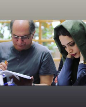 Behnoosh Tabatabaei Instagram - .
آتیلای عزیزم،
آتیلا جون مهربونم،
بزرگی به اسم نیست به رسم بزرگواری کردن برای دیگران است ،
و شما چقدر برام همیشه بزرگتری کردین  و در دلم بزرگوارین،
مثل یک پدر واقعا دلسوز ، در 
روزهای بی امیدی و خسته دلی همراهم بودین ، حتی از دورترین فاصله ها 
وقتی روزهای کِدرِ زندگی رو تحمل میکردم ، با تماس هاتون و  شنیدن صدای پدرانه تون، دلم رو به زندگی قرص میکردین.
صداتون همیشه تو گوشمه « بهنوش کاری از دست من بر میاد؟» 
خدایا این جمله چقدر معجزه گر بود.
 آتیلای عزیزم در قلبم همیشه بزرگوار و بی همتا هستین… چقدر راحت میشد با شما درد و دل کرد ، چقدر راحت میشد از شما یادگرفت .. چقدر هوای جوونترهای تازه وارد به دنیای بازیگری رو داشتین … چقدر در دنیای واقعی شوخ و طناز و در دنیای نمایش و بازیگری ،جدی‌و‌ متمرکز و‌خلاق و‌ جسور بودین و این مهمترین درسی بود که از شما یاد گرفتم.
دوستتون دارم .
دیدارمان بماند در جایی دور از اینجا.

خانم نقوی عزیزم ، ستاره جانم و خسرو عزیز براتون از خداوند طلب صبری بزرگ دارم به اندازه ی این غم بزرگ که با شما شریکم.
#آتیلا_پسیانی
