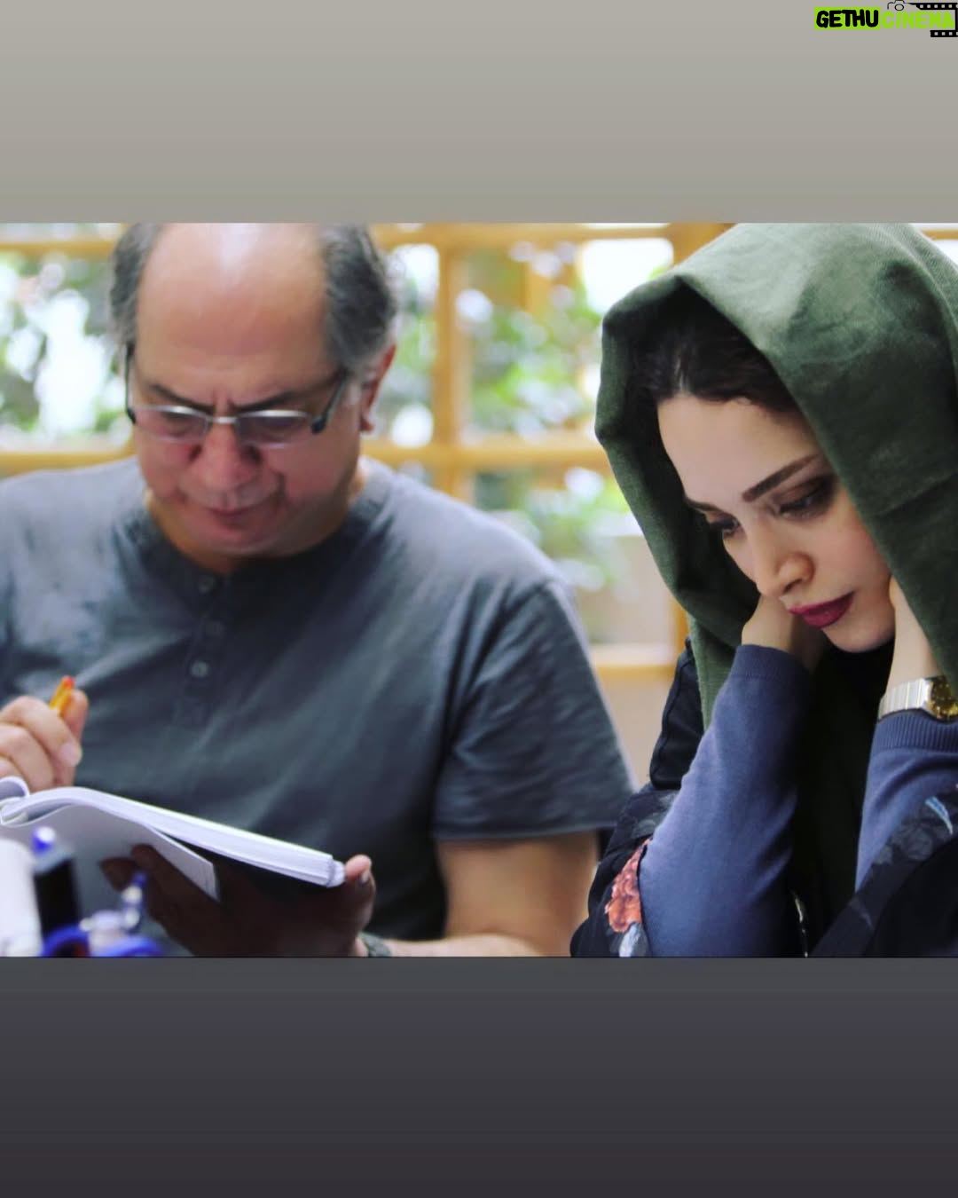 Behnoosh Tabatabaei - 111.3K Likes - .
آتیلای عزیزم،
آتیلا جون مهربونم،
بزرگی به اسم نیست به رسم بزرگواری کردن برای دیگران است ،
و شما چقدر برام همیشه بزرگتری کردین  و در دلم بزرگوارین،
مثل یک پدر واقعا دلسوز ، در 
روزهای بی امیدی و خسته دلی همراهم بودین ، حتی از دورترین فاصله ها 
وقتی روزهای کِدرِ زندگی رو تحمل میکردم ، با تماس هاتون و  شنیدن صدای پدرانه تون، دلم رو به زندگی قرص میکردین.
صداتون همیشه تو گوشمه « بهنوش کاری از دست من بر میاد؟» 
خدایا این جمله چقدر معجزه گر بود.
 آتیلای عزیزم در قلبم همیشه بزرگوار و بی همتا هستین… چقدر راحت میشد با شما درد و دل کرد ، چقدر راحت میشد از شما یادگرفت .. چقدر هوای جوونترهای تازه وارد به دنیای بازیگری رو داشتین … چقدر در دنیای واقعی شوخ و طناز و در دنیای نمایش و بازیگری ،جدی‌و‌ متمرکز و‌خلاق و‌ جسور بودین و این مهمترین درسی بود که از شما یاد گرفتم.
دوستتون دارم .
دیدارمان بماند در جایی دور از اینجا.

خانم نقوی عزیزم ، ستاره جانم و خسرو عزیز براتون از خداوند طلب صبری بزرگ دارم به اندازه ی این غم بزرگ که با شما شریکم.
#آتیلا_پسیانی
