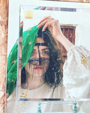 Behnoosh Tabatabaei Instagram - .
تا از سر زلف تو یکی تار برآمد
صد فتنه عیان شد

صد شور ز اسلام و ز کفار برآمد
غوغا به جهان شد