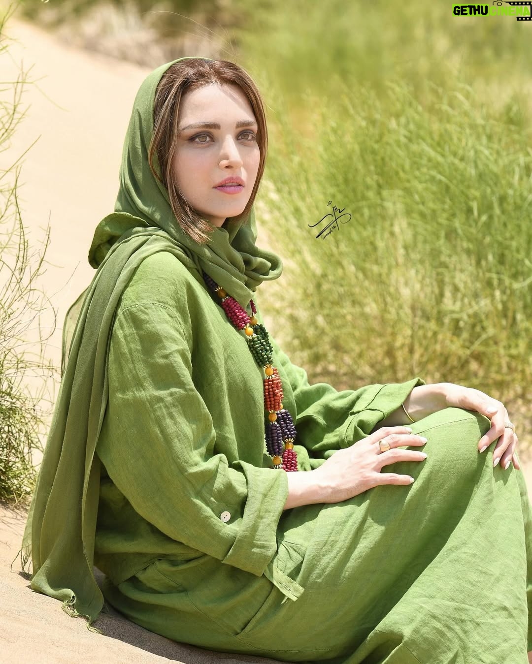 Behnoosh Tabatabaei - 259.5K Likes - .
کویری بی حد و حتی بی مرزی ست که با وزشی گَرد انگیز ، هبوبی بی تاب پاهای سردم را به زمین گرمش می کشاند و مدام میسوزاندم…💚

#ایران #کویر #یزد