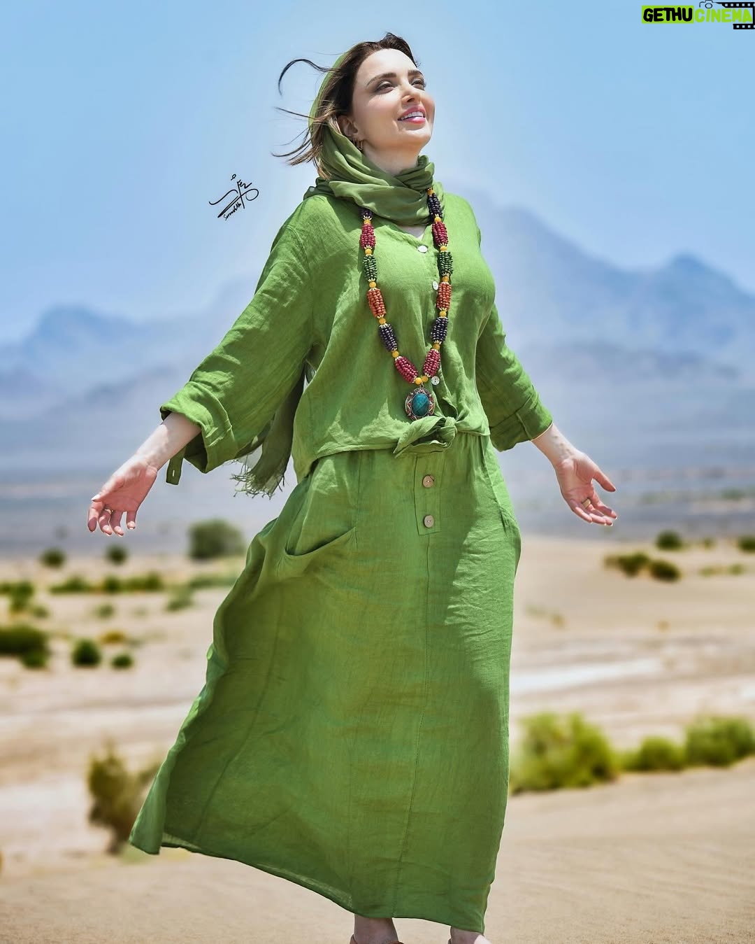 Behnoosh Tabatabaei - 259.5K Likes - .
کویری بی حد و حتی بی مرزی ست که با وزشی گَرد انگیز ، هبوبی بی تاب پاهای سردم را به زمین گرمش می کشاند و مدام میسوزاندم…💚

#ایران #کویر #یزد