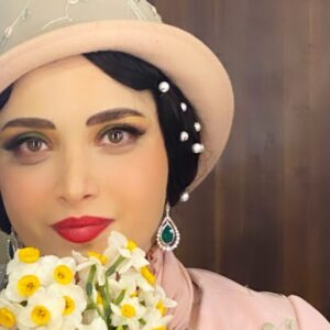Behnoosh Tabatabaei Instagram - ‎من زنم....
‎در گلوی زمین گیر کرده‌ام
‎قدری حرف می‌خواهم
و کمی آزادی!
‎دوباره سیب بچین حوا
‎من خسته‌ام
.‎بگذار از اینجا هم بیرونمان کنند
(سیمین دانشور)

#سووشون
@savushun.official
