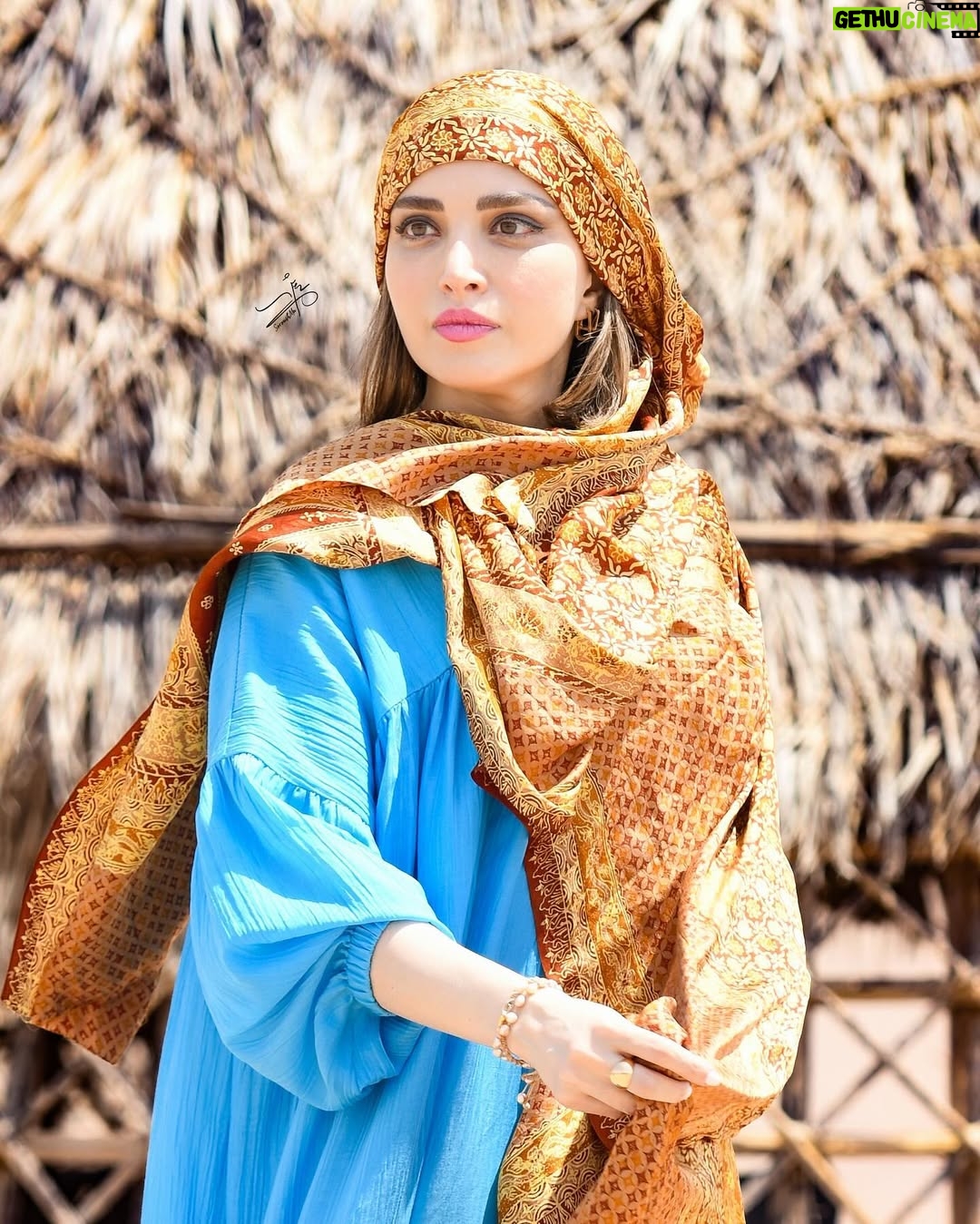 Behnoosh Tabatabaei - 171.9K Likes - ‎.
کرانی ندارد بیابان ما
‎قراری ندارد دل و جان ما

‎جهان در جهان نقش و صورت گرفت
‎کدامست از این نقش‌ها آن ما

#ایران #کویر #یزد