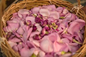 Behnoosh Tabatabaei Instagram - وای چقدر ستاره، چه بوی خوبی داره؟
دلوم میخواد اینجو لالا بکنم تو ستاره ها…
(سریال سووشون، قسمت دوم، سکانس خرید گلاب بهارنارنج شیراز توسط زری)
تهیه کننده: محمدحسین قاسمی
کارگردان: نرگس آبیار
عکاس: امین برنجکار
@ghasemiofficiall
@behnoushtabatabai
.
.
#سووشون #نرگس_آبیار #محمدحسین_قاسمی #شیراز #بهنوش_طباطبایی #behnoushtabatabai #سریال_سووشون #شیراز