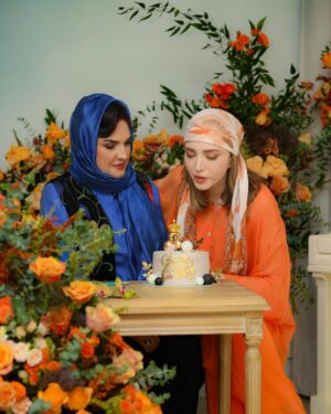 Behnoosh Tabatabaei Instagram - رفیق دیرینم آذر جان معماریان ، نه تنها همیشه مهرت نسبت به من جاریست بلکه پشتوانه و قوت قلبی هستین برای همه ی خانواده ی سینما
ممنون که با گلهایی به زیبایی قلبتان، خانه ام را گلستان کردید و تولدم را جشن گرفتید.
جای همسرتان ، معلم سینمای ایران، #علی_معلم عزیز همیشه در قلب ماست.
Flower design by : @shirin_mirmehdi
Photo by : @soroushmn_