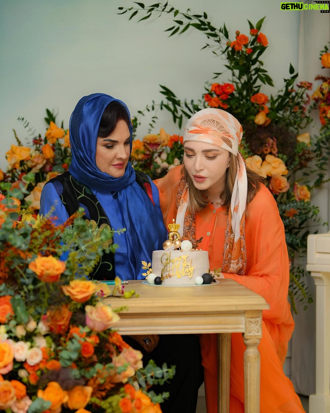 Behnoosh Tabatabaei - 57.2K Likes - رفیق دیرینم آذر جان معماریان ، نه تنها همیشه مهرت نسبت به من جاریست بلکه پشتوانه و قوت قلبی هستین برای همه ی خانواده ی سینما 
ممنون که با گلهایی به  زیبایی قلبتان،  خانه ام  را گلستان کردید و  تولدم  را جشن گرفتید.
جای همسرتان ، معلم سینمای ایران، #علی_معلم عزیز همیشه در قلب ماست.

Flower design by : @shirin_mirmehdi 
Photo by : @soroushmn_