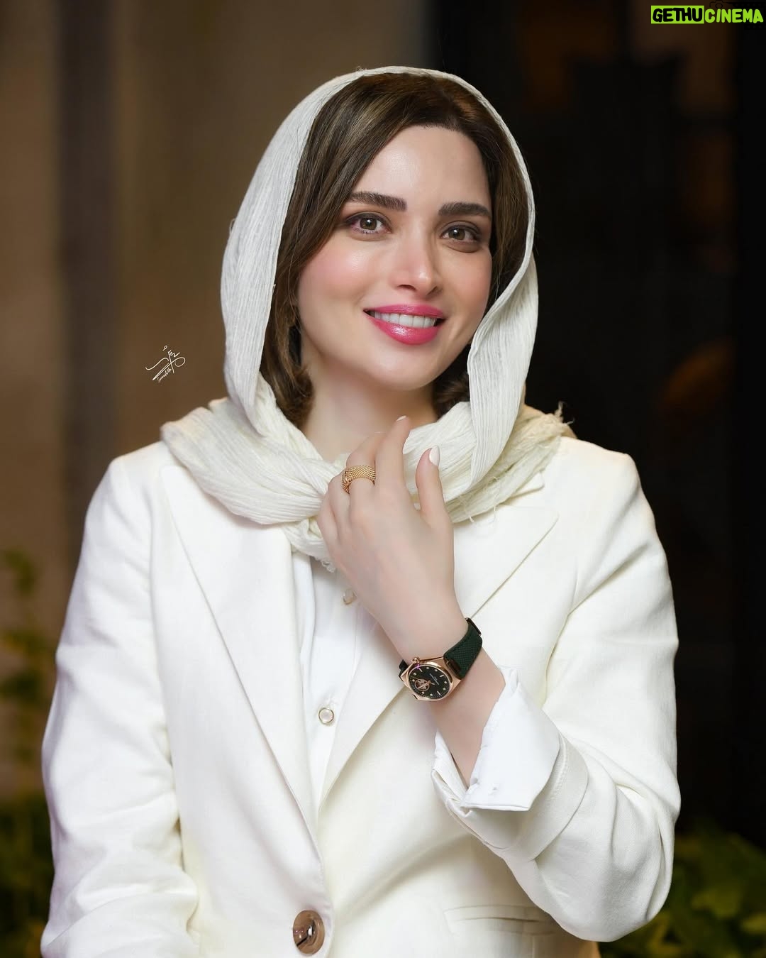Behnoosh Tabatabaei - 118.4K Likes - .
وقتی یک گردهم آیی فرهنگی، یک محفل هنری ، یک جشنواره ی ملی سینمایی،  با رویکرد #زندگی ، ما را با آثار خلاقانه ایی  مواجه می کند، این تاکیدی ست بر اهمیت شناخت و درک معنا و مفهوم ذات  #زندگی
 که همان #امید است. 
خاستگاه #امید ،  #فرهنگ است .
امید در مسیر رشدِ فرهنگ است که قوت می گیرد ، رشد میکند و قلب تپنده ی یک سرزمین می شود. 

#جشنواره_ملی_فیلم_کوتاه  #زندگی 
#یزد 

عکس: @soroushmn_‌