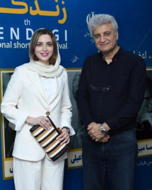 Behnoosh Tabatabaei Instagram - .
وقتی یک گردهم آیی فرهنگی، یک محفل هنری ، یک جشنواره ی ملی سینمایی،  با رویکرد #زندگی ، ما را با آثار خلاقانه ایی  مواجه می کند، این تاکیدی ست بر اهمیت شناخت و درک معنا و مفهوم ذات  #زندگی
 که همان #امید است. 
خاستگاه #امید ،  #فرهنگ است .
امید در مسیر رشدِ فرهنگ است که قوت می گیرد ، رشد میکند و قلب تپنده ی یک سرزمین می شود. 

#جشنواره_ملی_فیلم_کوتاه  #زندگی 
#یزد 

عکس: @soroushmn_‌