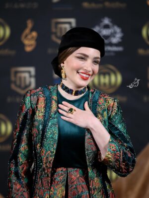 Behnoosh Tabatabaei Instagram - بیست و چهارمین #جشن_حافظ 🌹
#مجله_دنیای_تصویر @donyayetassvir 
_____________________________________
طراح لباس: #مزون_عروجی  @orooji_mezon ✨
اکسسوری: #گالری_عقیق  @aghigh.goldgallery ✨
_____________________________________
عکاسان : 🌹🌹🌹
غزل باقری @qazal_baqeri 
امین هاشمی @aminhashemi.71 
آرش خداکرمی @arash_khodakaramiii