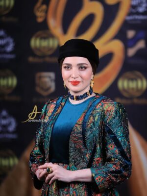 Behnoosh Tabatabaei Instagram - بیست و چهارمین #جشن_حافظ 🌹
#مجله_دنیای_تصویر @donyayetassvir 
_____________________________________
طراح لباس: #مزون_عروجی  @orooji_mezon ✨
اکسسوری: #گالری_عقیق  @aghigh.goldgallery ✨
_____________________________________
عکاسان : 🌹🌹🌹
غزل باقری @qazal_baqeri 
امین هاشمی @aminhashemi.71 
آرش خداکرمی @arash_khodakaramiii