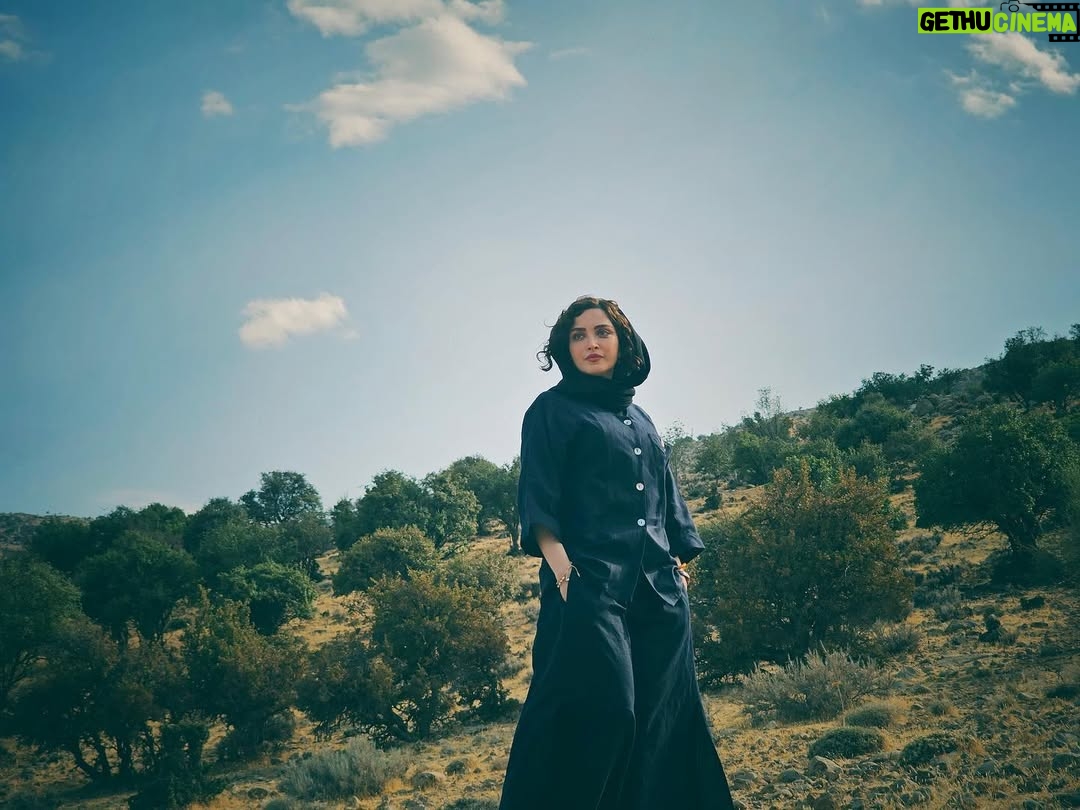Behnoosh Tabatabaei - 161.9K Likes - .
به یادگار بماند از آخرین روز بودنم‌ در شیراز . ۲۸ مرداد ۱۴۰۲.

. تقریبا هجده ماه در شیراز با همان لهجه ی زیبای شیرازی زندگی کردم ، « زری» سووشون در من متولد شده بود و انگار که شیراز عزیزم زادگاه دومم شد . دیروز دل کندن از آنجا مثل دل کندن از خانه و اهالی خانه بود .
روز آخر مدام سطرهایی درخشان از رُمان بزرگ “سووشون “ در ذهنم مرور میشد و حال و هوایم انگار همان حال و هوایی بود که “زری “ در رُمان داشت. ص۲۵۶
«…مگر این همان شهری نبود که فرشته ها  زمینش را ماچ میکردند. 
اسم خوبی داشت باید یادم بیاید که کی بود که وصف شیراز را کرده بود … هم اسم «محمدبن یوسف ثقفی » بود . عبارتش را از بر کرده بودم . 
“اینجا زمینی است که چندین هزار صاحب کرامت از دامن آن برخواهد خاست.قدمگاه صوفیان _کان ولایت_مایه خمیر فقر دودمان طهارت…” هی هی!…»

#شیراز #سووشون #سیمین_دانشور
#نرگس_آبیار 🤍

📸: @nasermirkhanii