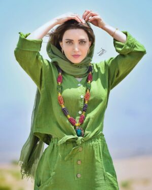 Behnoosh Tabatabaei Instagram - .
کویری بی حد و حتی بی مرزی ست که با وزشی گَرد انگیز ، هبوبی بی تاب پاهای سردم را به زمین گرمش می کشاند و مدام میسوزاندم…💚

#ایران #کویر #یزد