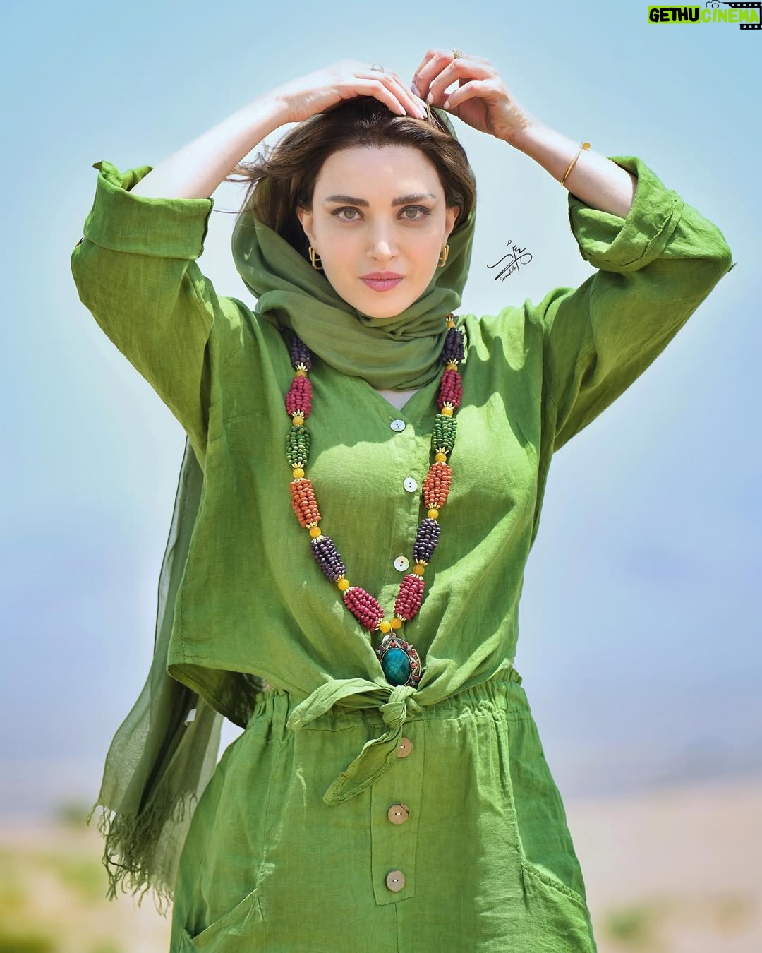 Behnoosh Tabatabaei - 259.5K Likes - .
کویری بی حد و حتی بی مرزی ست که با وزشی گَرد انگیز ، هبوبی بی تاب پاهای سردم را به زمین گرمش می کشاند و مدام میسوزاندم…💚

#ایران #کویر #یزد
