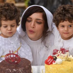Behnoosh Tabatabaei Instagram - .
عسل های مادر ، جای پسرم در این عکسها خالی هست
❤️💚❤️دوستتون دارم عشق های مادر
@pooyacheheltanan1 ، @avina.anita.twins
/ پشت صحنه #سووشون/