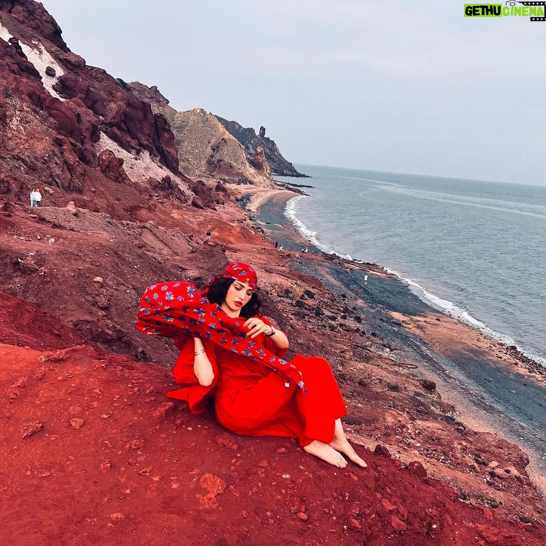 Behnoosh Tabatabaei - 151.4K Likes - .
 سنگِ کوهت درّ و گوهر است 
خاکِ دشتت بهتر از زر است

#ایران
#هرمز
#ساحل_سرخ 

📷 @elhamde
