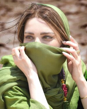 Behnoosh Tabatabaei Instagram - .
کویری بی حد و حتی بی مرزی ست که با وزشی گَرد انگیز ، هبوبی بی تاب پاهای سردم را به زمین گرمش می کشاند و مدام میسوزاندم…💚

#ایران #کویر #یزد