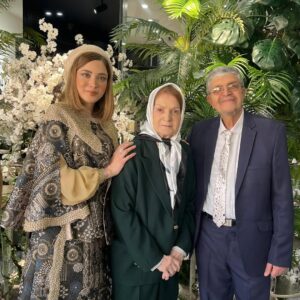 Behnoosh Tabatabaei Instagram - ⁨	⁨	⁨	⁨	⁨	⁨	.
!‎مادرم ، پدرم
‎هر روز برای من ، روز شماست
‎سایه تان بالای سر من است که این مبارک ترین اتفاق هر روز است .
‎هر چه بلدم ، هر چه از ایستادگی برای حق و‌ حقیقت بلدم ، هر چه  از صبوری کردن بلدم ، از همه رو به خداسپردن بلدم ، هر چه از قضاوت نکردن دیگران بلدم ، هر چه از خودباوری و‌ خودسازی و ساختن عزت نفسم بلدم حاصل تربیت ، ژن  و‌ محیطی است که شما به من دادید 
‎اینها ساده به دست نمی آید  ولی  شما ساده به من بخشیدید
‎وجودتان مبارک است ✨
_____________❣️

طراح لباس: ‪‪‪‪‪‪@orooji_mezon‬‬‬‬‬‬⁩⁩

#روزمادر #روزپدر #عشق⁩⁩⁩⁩