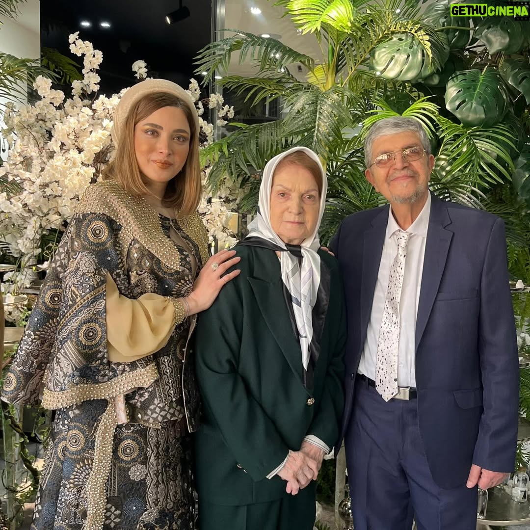 Behnoosh Tabatabaei - 151.3K Likes - ⁨	⁨	⁨	⁨	⁨	⁨	.
!‎مادرم ، پدرم
‎هر روز برای من ، روز شماست
‎سایه تان بالای سر من است که این مبارک ترین اتفاق هر روز است .
‎هر چه بلدم ، هر چه از ایستادگی برای حق و‌ حقیقت بلدم ، هر چه  از صبوری کردن بلدم ، از همه رو به خداسپردن بلدم ، هر چه از قضاوت نکردن دیگران بلدم ، هر چه از خودباوری و‌ خودسازی و ساختن عزت نفسم بلدم حاصل تربیت ، ژن  و‌ محیطی است که شما به من دادید 
‎اینها ساده به دست نمی آید  ولی  شما ساده به من بخشیدید
‎وجودتان مبارک است ✨
_____________❣️

طراح لباس: ‪‪‪‪‪‪@orooji_mezon‬‬‬‬‬‬⁩⁩

#روزمادر #روزپدر #عشق⁩⁩⁩⁩