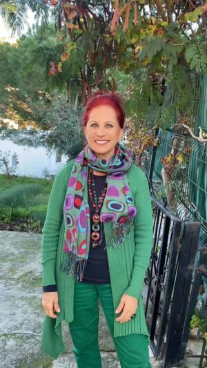 Betül Arım Instagram - Oscar Wilde ; Yaşamak dünyada ender rastlanan bir şeydir. Çoğu insan sadece varlığını sürdürür demiş. O kadar doğru ve önemli ki işte ben de bunun için yıllardır yaşama sanatı, kendini tanıma sanatı seminerleri veriyorum. Bütün bunları anlatan“ Dışarda Hiçbir Şey Var “ adlı oyunumuzu sahneliyorum. Sağlık; beden, zihin ve ruh sağlığı açısından düşünüldüğünde hem bireysel hem toplumsal olarak iyilik halinde olma durumudur. Biz bütünsel varlıklarız hani şimdilerde Holistik diyorlar ya .Beden zihin ve ruh birbirleri ile bağlantı halinde ve etkileşim içindedir. Birindeki sağlık durumu diğerlerini de etkilemektedir. Bu üçünü bir masanın ayakları olarak düşünelim ayağın biri kırıldığında masa yere yuvarlanır. İşte bunun içinde düşündüklerimiz, beslenmemiz, egzersiz yapmamız, kendimizle barışmamız, Okumamız, araştırmamız, paylaşmamız, yardım etmemiz, gülmemiz, kendimize sessiz zamanlar ayırmamız doğayla, hayvanlarla, çocuklarla içiçe olmamız ama en önemlisi birlik bilinci. İşte bunu fark ettiğimiz zaman yaratılmış olan hiçbir şeye zarar veremeyiz kötülük yapamayız çünkü sen bensin ben de senim kendime kötülük yapmış olurum .Birde kendimizi sevmek, saygı duymak, şefkat duymak, güvenmek bunları kendimiz de uygulamadan başkalarına veremiyoruz. Diğerlerinde siz yazın artık. Bu beden, zihin, ruh bize armağan ve emanet. Bu arada sağlığı korumak hastalıkları tedavi etmekten hem daha kolaydır hem daha ucuzdur ama azıcık ucundan kıyısından emek ister emeksiz hiçbir şey olmuyor .Birde bizim kültürde de emanete hıyanet olmaz değil mi ona iyi bakmamız lazım ki sağlıklı yaşlanalım. Ben bir de diyorum ki yaşsız olalım ben kendimi yaşsız olarak nitelendiriyorum. Peki ya siz ??? Bu arada “Dışarıda Hiçbir Şey Var “ 27 Ocak 20:30’da Kozyatağı Kozzy‘de . Beklerizzz 📚🫀🤣🧠🖍👫❤️